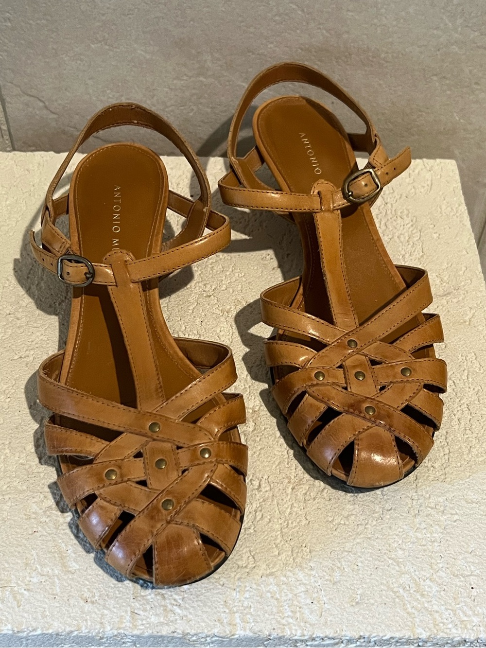 Ladies Antonio Melani tan leather kitten heel brass detail strap sandal 7.5